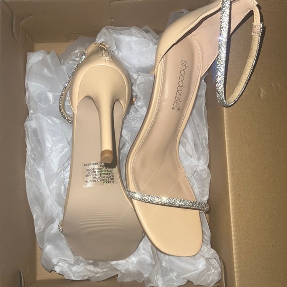 Beige high heels (new with box)
Size 5.5 US Women size - Picture 3 of 4